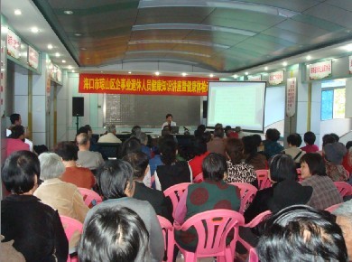 圖為趙能飛主任在向退休老年人宣傳健康生活方式